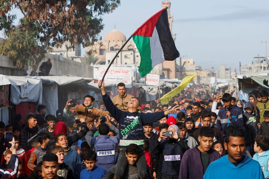 فلسطينيون يحتفلون بوقف إطلاق النار صباح يوم الأحد في خان يونس جنوب قطاع غزة. رويترز