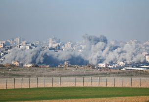 دخان يتصاعد جراء غارة إسرائيلية على شمال غزة، 19 يناير/كانون الثاني 2025. رويترز
