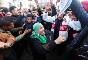 فلسطينيون يحتفلون بوقف إطلاق النار بين إسرائيل وحماس في دير البلح وسط قطاع غزة. رويترز