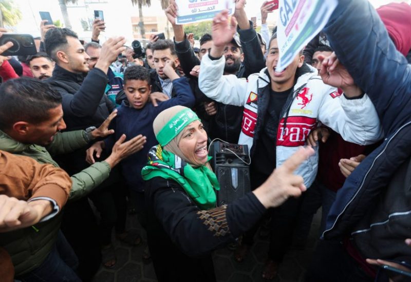 فلسطينيون يحتفلون بوقف إطلاق النار بين إسرائيل وحماس في دير البلح وسط قطاع غزة. رويترز