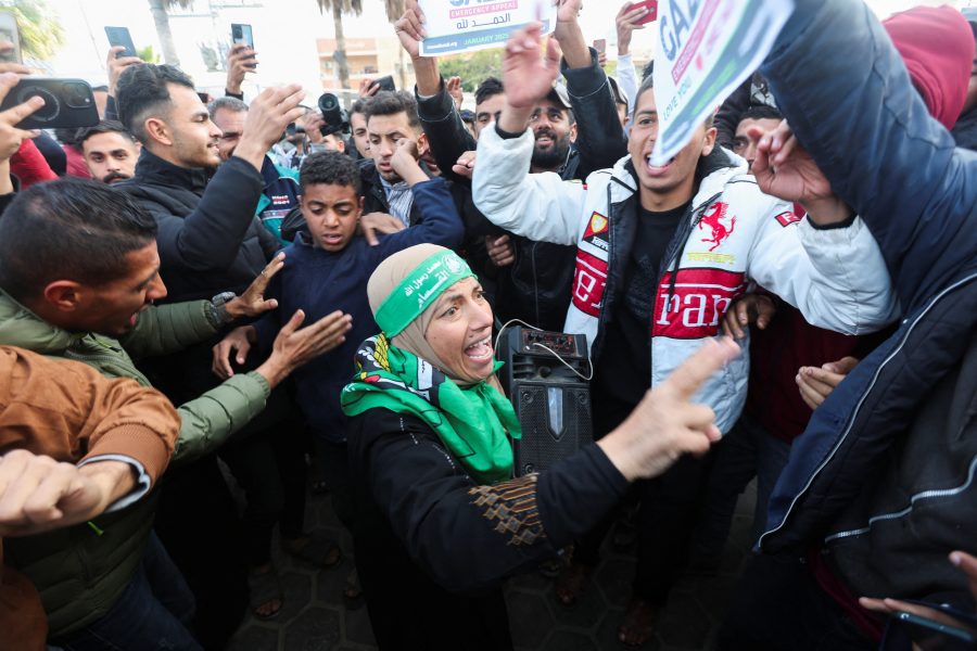 فلسطينيون يحتفلون بوقف إطلاق النار بين إسرائيل وحماس في دير البلح وسط قطاع غزة. رويترز