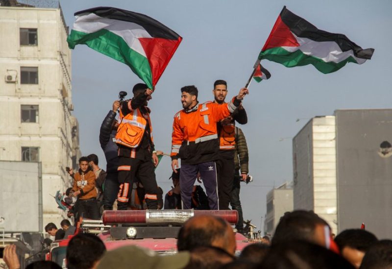 أعضاء من جهاز الطوارئ المدنية الفلسطينية يحتفلون بوقف إطلاق النار بين إسرائيل وحماس، في مدينة غزة، 19 يناير/كانون الثاني 2025. رويترز