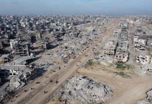 فلسطينيون نازحون يسيرون بجوار الأنقاض أثناء محاولتهم العودة إلى منازلهم، وسط وقف إطلاق النار بين إسرائيل وحماس، شمال قطاع غزة، 19 يناير/كانون الثاني 2025. رويترز