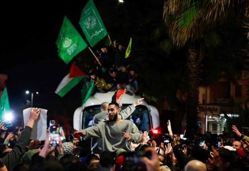 أسرى فلسطينيون محررون من الدفعة الأولى يُحملون عالياً بعد إطلاق سراحهم من أحد السجون الإسرائيلية كجزء من صفقة تبادل الرهائن والأسرى واتفاق وقف إطلاق النار في غزة بين حماس وإسرائيل، رويترز