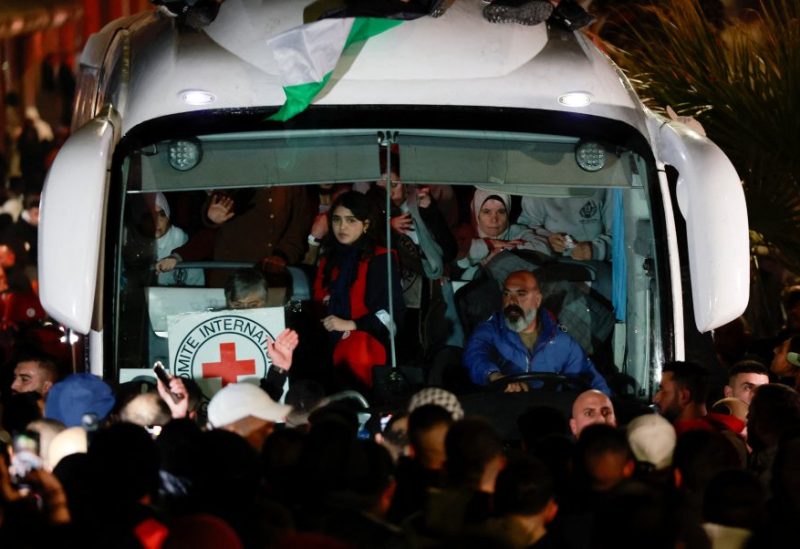 معتقلون فلسطينيون محررون يركبون حافلة بعد إطلاق سراحهم من سجن إسرائيلي في إطار الدفعة الأولى من صفقة التبادل واتفاق وقف إطلاق النار في غزة بين حماس وإسرائيل، 20 يناير/كانون الثاني 2025. رويترز
