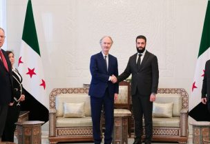 مبعوث الأمم المتحدة الخاص إلى سوريا غير بيدرسون خلال اجتماعه مع القائد العام للادارة السورية أحمد الشرع في دمشق. 20 يناير 2025 رويترز