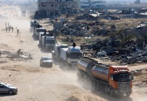 شاحنات تحمل مساعدات للفلسطينيين، بعد وقف إطلاق النار بين إسرائيل وحماس، في رفح جنوب قطاع غزة، 21 يناير/كانون الثاني 2025. رويترز
