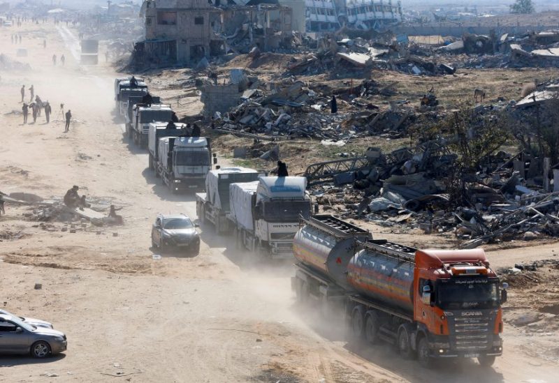 شاحنات تحمل مساعدات للفلسطينيين، بعد وقف إطلاق النار بين إسرائيل وحماس، في رفح جنوب قطاع غزة، 21 يناير/كانون الثاني 2025. رويترز
