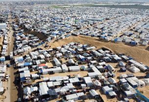 نازحون فلسطينيون يحتمون في مخيم في خان يونس. رويترز