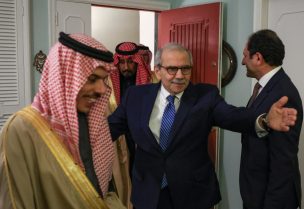 الرئيس المكلف نواف سلام خلال استقباله وزير الخارجية السعودي