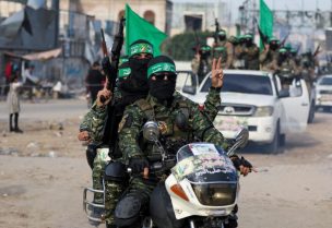 مقاتلون من حركة المقاومة الاسلامية حماس قبل تسليم الدفعة الثانية من الأسرى الاسرائيليين المحتجزين في غزة. رويترز