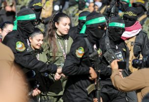 مقاتلو حماس يطلقون سراح مجندات إسرائيليات كن محتجزات في غزة، 25 يناير/كانون الثاني 2025. رويترز