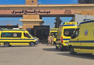 سيارات إسعاف متمركزة في معبر رفح المصري مع إفراج إسرائيل عن المعتقلين الفلسطينيين. رويترز