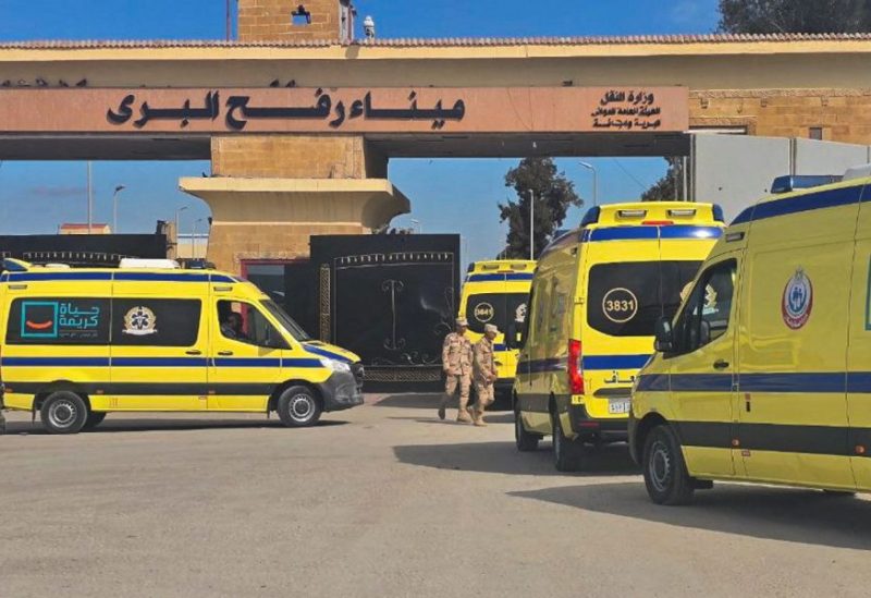 سيارات إسعاف متمركزة في معبر رفح المصري مع إفراج إسرائيل عن المعتقلين الفلسطينيين. رويترز