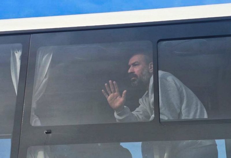 أسير فلسطيني أفرجت عنه إسرائيل عند وصوله إلى معبر رفح المصري، 25 يناير/كانون الثاني 2025. رويترز
