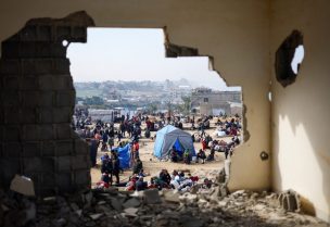 نازحون فلسطينيون ينتظرون السماح لهم بالعودة إلى منازلهم في شمال غزة. رويترز