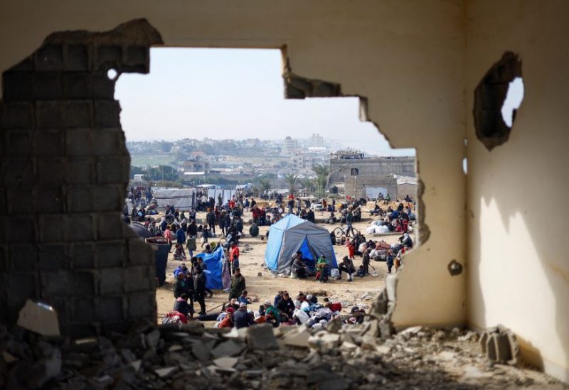 نازحون فلسطينيون ينتظرون السماح لهم بالعودة إلى منازلهم في شمال غزة. رويترز