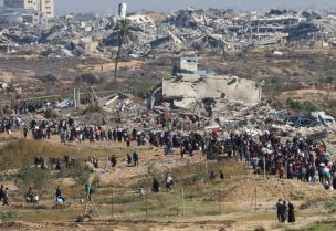 نازحون فلسطينيون يعودون إلى منازلهم في شمال غزة. رويترز