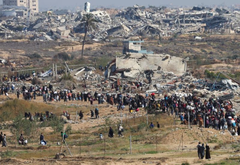 نازحون فلسطينيون يعودون إلى منازلهم في شمال غزة. رويترز