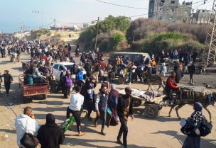 نازحون فلسطينيون يعودون إلى منازلهم في شمال غزة. رويترز