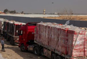 شاحنات محملة بالمساعدات الإنسانية عند معبر رفح الحدودي لدخول غزة. رويترز