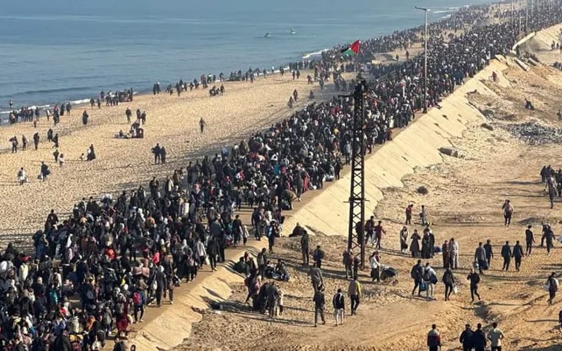 نازحون يعودون من جنوب غزة إلى شمالها (رويترز)