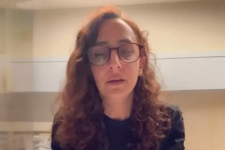 زوجة المحتجز الإسرائيلي في غزة دافيد كونيو تطلب من المقاومة فيديو لزوجها (الجزيرة)