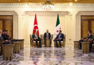 أحمد الشرع ووزير الخارجية أسعد الشيباني ورئيس الاستخبارات العامة أنس خطاب يلتقون وفداً تركياً برئاسة إبراهيم كالن رئيس الاستخبارات العامة - سانا