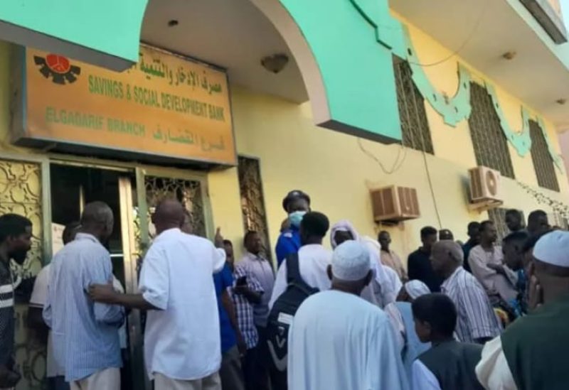 أحد المصارف في السودان (الجزيرة)