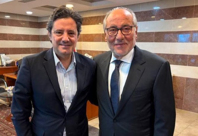 وزير التربية والتعليم العالي في حكومة تصريف الأعمال عباس الحلبي مع وزير الإعلام في حكومة تصريف الأعمال زياد المكاري