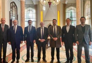 صورة تجمع النائبان ميشال معوض وفؤاد مخزومي ممثلان كتلة تجدد، وبحضور نواب تحالف التغيير ميشال الدويهي ووضاح الصادق ومارك ضو مع الموفد الفرنسي جان إيف لودريان في قصر الصنوبر
