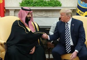 الرئيس دونالد ترامب يصافح ولي العهد السعودي الأمير محمد بن سلمان في المكتب البيضاوي بالبيت الأبيض في واشنطن العاصمة، في 20 مارس 2018. ماندل نجان - وكالة الصحافة الفرنسية / جيتي إيماجيز