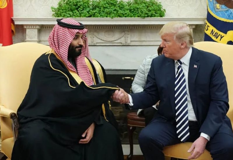 الرئيس دونالد ترامب يصافح ولي العهد السعودي الأمير محمد بن سلمان في المكتب البيضاوي بالبيت الأبيض في واشنطن العاصمة، في 20 مارس 2018. ماندل نجان - وكالة الصحافة الفرنسية / جيتي إيماجيز