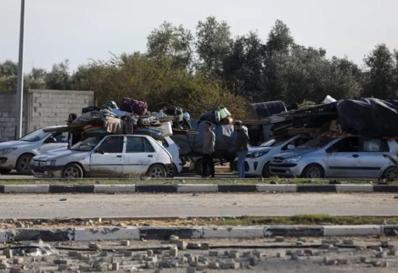 غزيون في شارع صلاح الدين ينتظرون السماح بالعودة لمنازلهم شمالي القطاع (الأناضول)