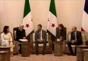 وزير الخارجية الفرنسي جان نويل بارو، ونظيرته الألمانية أنالينا بيربوك، والقائد أحمد الشرع