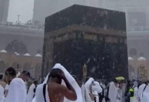 تساقط أمطار غزيرة وحبات برَد بالمسجد الحرام في مكة المكرمة (مواقع التواصل)
