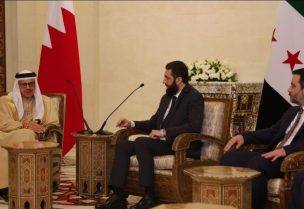 القائد العام للادارة السورية الجديدة أحمد الشرع يستقبل وزير الخارجية البحريني عبد اللطيف الزياني. (سانا)