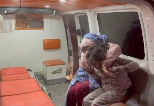 أطفال جرحى جراء قصف الاحتلال منزلاً لعائلة نصار في مخيم النصيرات وسط قطاع غزة