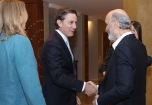 رئيس حزب "القوات اللبنانية" سمير جعجع و المبعوث الأميركي آموس هوكشتاين ترافقه السفيرة الأميركية ليزا جونسون.