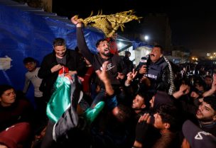 أجواء فرح في شوارع خان يونس جنوب قطاع غزة مـع تواتر الأنبـــاء عن قرب التوصل لاتفاق وقف إطلاق النار