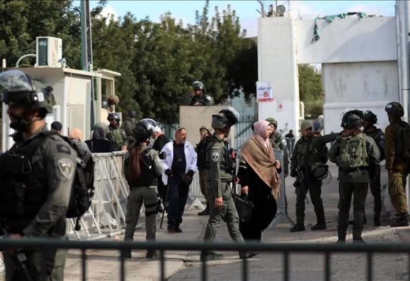 عشرات الآلاف من الفلسطينيين ينزحون من مخيماتهم بالضفة