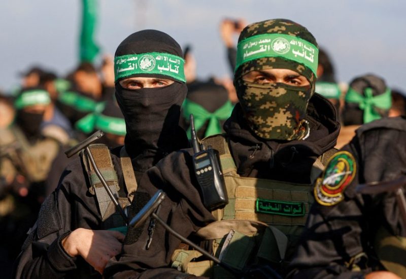 عناصر من حركة حماس الفلسطينية يقفون على أهبة الاستعداد يوم إطلاق سراح الرهينة الأمريكي الإسرائيلي المزدوج الجنسية كيث سيغال. رويترز