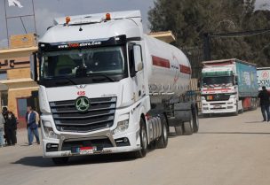 شاحنات المساعدات الإنسانية والوقود تتحرك إلى غزة عبر معبر رفح الحدودي بين مصر وقطاع غزة. رويترز