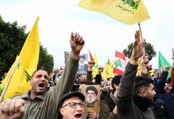 مناصرون لحزب الله يشاركون في مظاهرة نظموها ضد ما قالوا إنه انتهاك للسيادة الوطنية، بالقرب من مطار بيروت الدولي، لبنان، 15 فبراير/شباط 2025. رويترز