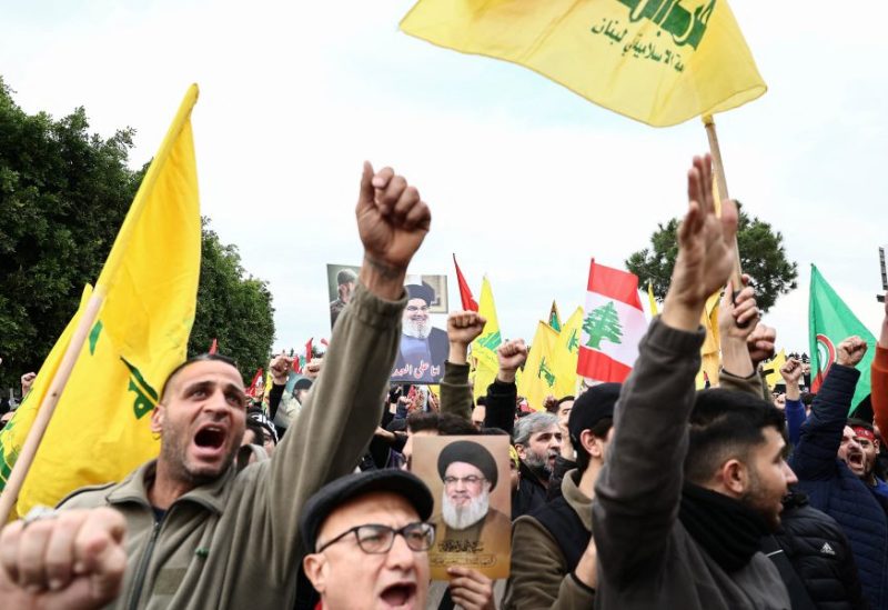 مناصرون لحزب الله يشاركون في مظاهرة نظموها ضد ما قالوا إنه انتهاك للسيادة الوطنية، بالقرب من مطار بيروت الدولي، لبنان، 15 فبراير/شباط 2025. رويترز
