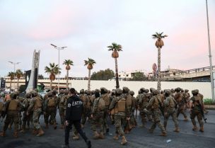 عناصر الجيش اللبناني خلال محاولة ضبط الأمن وفتح طريق المطار