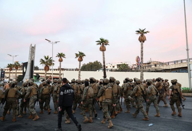 عناصر الجيش اللبناني خلال محاولة ضبط الأمن وفتح طريق المطار