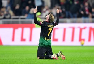 سانتياغو خيمينيز لاعب إيه سي ميلان يحتفل بتسجيل الهدف الأول والوحيد لفريقه. رويترز