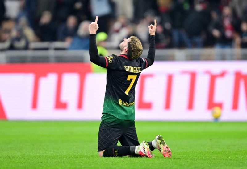 سانتياغو خيمينيز لاعب إيه سي ميلان يحتفل بتسجيل الهدف الأول والوحيد لفريقه. رويترز