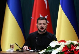 الرئيس الأوكراني فولوديمير زيلينسكي خلال مؤتمر صحفي مشترك مع الرئيس التركي طيب أردوغان في أنقرة، تركيا، 18 فبراير/شباط 2025. رويترز